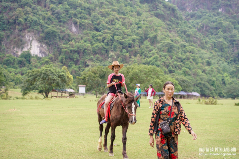 Lạng Sơn rộn ràng du lịch hè